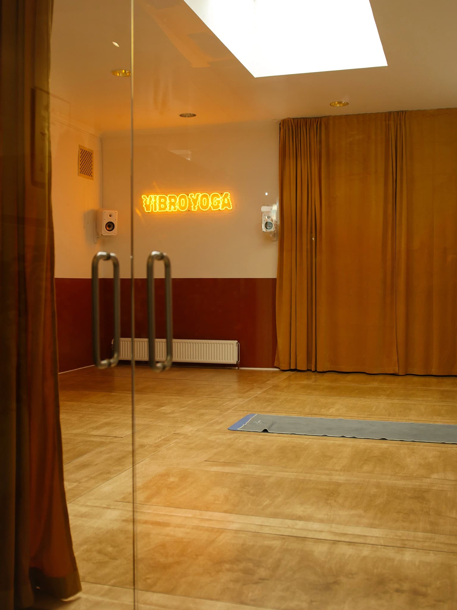 Vibro Yoga-studie — varmt rum med neonskilt og vibrationsplatforme